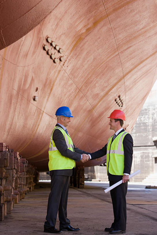 西方人,两个人,伙伴,朋友,工程师,建筑工人,建筑师,工厂,码头,站,握手,竖图,室外,白天,侧面,工作服,制服,友谊,合作,团队,港口,轮船,船,帽子,欧洲,欧洲人,两顶,一双,停靠,阴影,光线,头盔,图纸,影子,设计图,相视,红色,蓝色,阳光,安全帽,交通工具,站着,面对面,战略,对视,一份,停泊,载具,相对,工程图,草图,蓝图,相看,联合,合谋,工作制服,配合,协作,老年男性,男人,男性,中年男性,白种人,设计,技师,建筑工,建筑设计师,搀手,拉手,手拉手,手握手,站立,彩图,全身,工作套服,摆渡口,埠头,渡口,渡头,港湾,工地,海港,货运码头,口岸,商港,制造厂