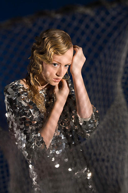 西方人,一个人,站,竖图,室内,白天,正面,欧洲,欧洲人,仅一个年轻女性,仅一个女性,仅一个人,握,蓝色背景,服装,墙,注视,墙壁,墙面,衣服,蓝色,观察,看,站着,握着,摄影,服饰,影棚,星座,渔网,观看,渔具,察看,衣着,穿着,关注,抓捕,占卜,捕捞,鱼网,温柔,表演服,演出服,拉网,捕捞工具,耐心,亲和,双鱼座,细腻,衣饰,道具服,年轻女性,女人,女性,白种人,站立,半身,彩图,影棚拍摄,拍摄