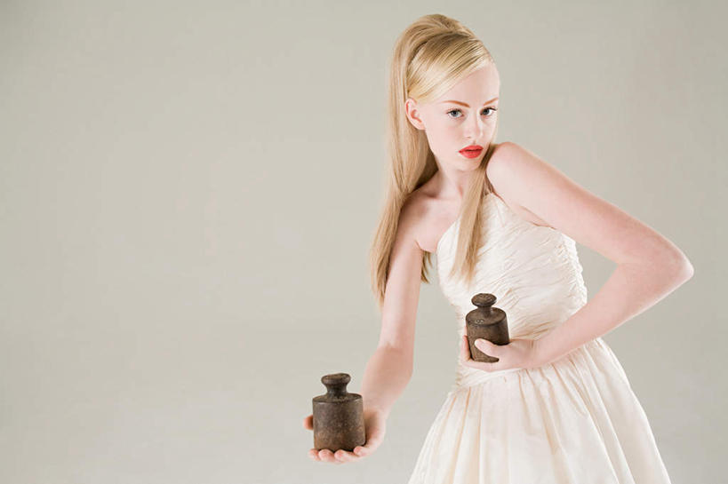 西方人,头发,一个人,站,捧,横图,室内,白天,白色背景,正面,裙子,欧洲,欧洲人,仅一个年轻女性,仅一个女性,仅一个人,阴影,连衣裙,反射,砝码,影子,扭头,注视,两个,白色,观察,看,站着,转头,金色,摄影,影棚,星座,观看,优雅,吊带裙,察看,坚强,关注,灵活,占卜,理智,天秤座,尤物,聪明,年轻女性,女人,女性,白种人,长发,直发,端,端着,捧着,手捧,站立,半身,彩图,影棚拍摄,拍摄,公平,佳丽,丽人,美人