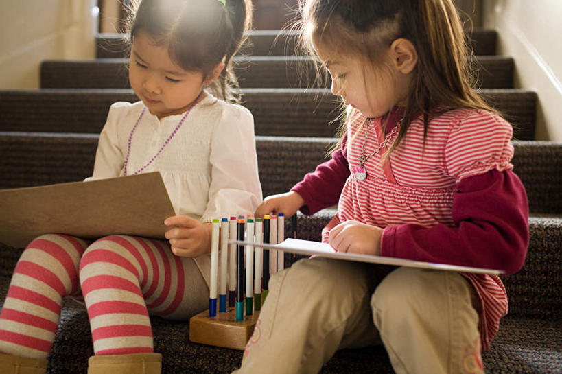 东方人,儿童,两个人,伙伴,朋友,栏杆,坐,横图,室内,白天,正面,绘画,友谊,纯洁,楼梯,亚洲,握,阴影,服装,朦胧,模糊,光线,笔,扶手,影子,阶梯,墙,办公用品,记事本,拿,拿着,扭头,注视,休闲装,黄种人,护栏,墙壁,墙面,台阶,文具,小孩,衣服,白色,本子,笔记本,学习用品,低头,观察,看,转头,休闲,休闲服,可爱,童年,童趣,握着,服饰,观看,文具用品,察看,关注,水彩笔,童真,烂漫,无邪,天真,友情,女孩,女人,女性,亚洲人,画画,坐着,半身,彩图,女生