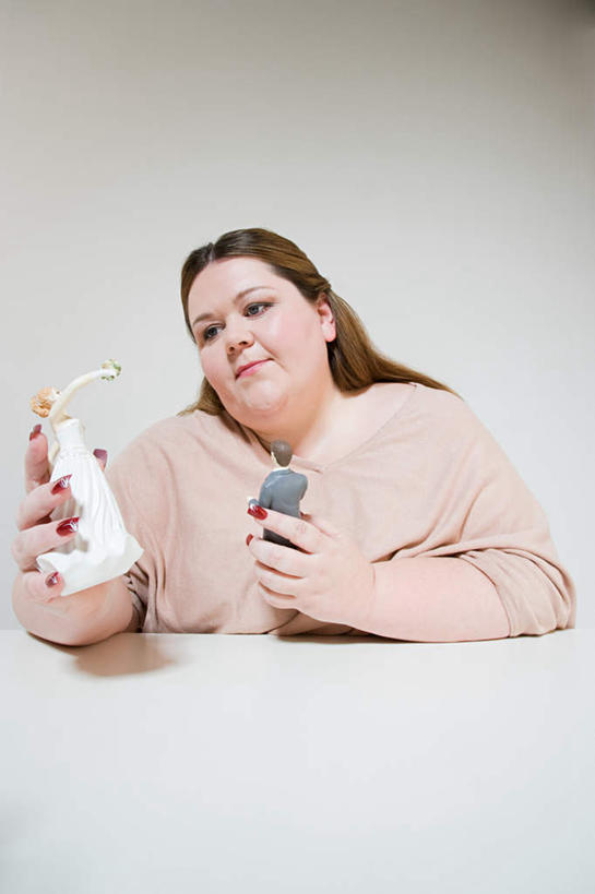 西方人,肥胖,一个人,新娘,新郎,坐,竖图,室内,白天,白色背景,正面,婚礼,快乐,雕塑,欧洲,欧洲人,仅一个女性,仅一个人,握,服装,庆祝,艺术,装饰,雕刻,雕像,结婚,注视,休闲装,衣服,工艺品,观察,看,仅一个中年女性,休闲,喜庆,休闲服,握着,摄影,服饰,影棚,观看,纪念,希望,美术,察看,盼望,期望,关注,主题,陈列,功能,美学,肥,胖,但愿,女人,女性,中年女性,白种人,坐着,半身,彩图,影棚拍摄,高兴,拍摄