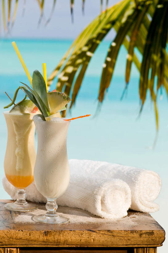 果汁,无人,竖图,室外,特写,白天,正面,植物,棕榈树,叶子,两条,阴影,朦胧,模糊,光线,纺织物,影子,塑料,绿叶,饮品,两杯,树,树木,饮料,蓝色,绿色,蓝天,天空,阳光,自然,塑料制品,吸管,毛巾,天,清洁,嫩叶,生长,晴朗,成长,保暖,空心,可口,透气,棕榈叶,防水,万里无云,饮管,储水,耐磨,吸水,适口,叶,叶片,晴空,晴空万里,彩图,圆柱状