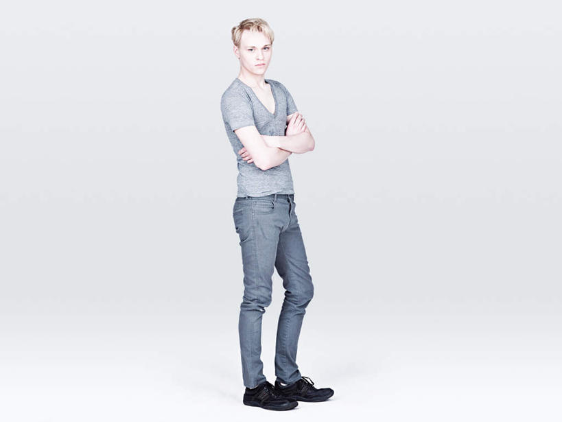 西方人,一个人,模特,站,双手交叉,横图,室内,白天,白色背景,侧面,欧洲,欧洲人,仅一个男性,仅一个人,服装,注视,休闲装,仅一个年轻男性,衣服,观察,看,站着,休闲,休闲服,摄影,服饰,影棚,观看,察看,双手抱胸,关注,男人,男性,年轻男性,白种人,模特儿,站立,彩图,全身,影棚拍摄,拍摄