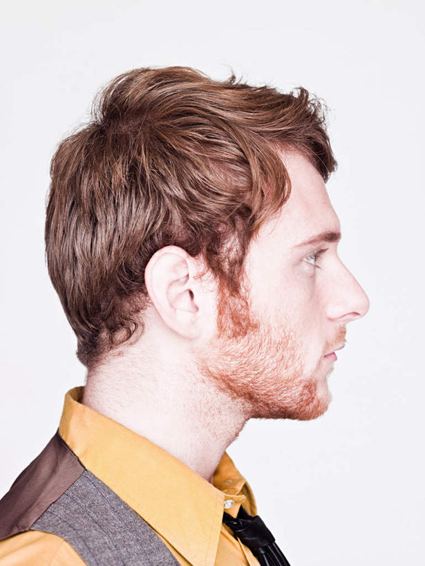 西方人,脸,头,脸颊,胡须,头发,一个人,模特,站,竖图,室内,特写,白天,白色背景,侧面,衬衫,欧洲,欧洲人,仅一个男性,仅一个人,领带,注视,肩膀,仅一个年轻男性,红色,观察,看,站着,摄影,影棚,观看,察看,关注,男人,男性,年轻男性,白种人,头部,胡子,卷发,络腮胡,脸部,脸蛋,面部,模特儿,站立,半身,彩图,影棚拍摄,衬衣,拍摄