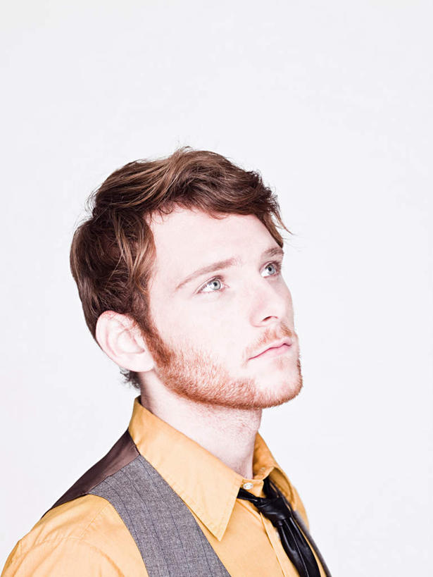 西方人,脸,头,脸颊,脖子,头发,一个人,模特,站,竖图,室内,特写,白天,白色背景,侧面,衬衫,欧洲,欧洲人,仅一个男性,仅一个人,棕色,领带,注视,肩膀,仅一个年轻男性,观察,看,站着,摄影,影棚,观看,察看,象征,庄重,关注,身份,正式,地位,男人,男性,年轻男性,白种人,头部,脖,颈,颈部,脸部,脸蛋,面部,模特儿,抬头,仰头,站立,半身,彩图,影棚拍摄,衬衣,拍摄,短发