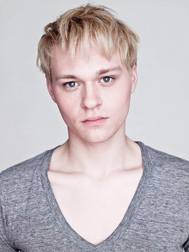 西方人,脸,头,脸颊,一个人,模特,竖图,室内,特写,白天,白色背景,正面,欧洲,欧洲人,仅一个男性,仅一个人,服装,注视,休闲装,肩膀,仅一个年轻男性,衣服,灰色,观察,看,休闲,休闲服,金色,摄影,服饰,影棚,观看,察看,关注,男人,男性,年轻男性,白种人,头部,脸部,脸蛋,面部,模特儿,半身,彩图,影棚拍摄,拍摄,短发