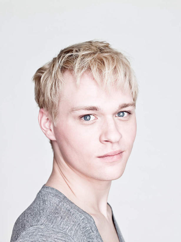 西方人,脸,头,脸颊,一个人,模特,站,笑,微笑,竖图,室内,特写,白天,白色背景,侧面,欧洲,欧洲人,仅一个男性,仅一个人,服装,扭头,注视,休闲装,肩膀,仅一个年轻男性,衣服,灰色,观察,看,站着,转头,休闲,休闲服,金色,摄影,服饰,影棚,观看,察看,关注,男人,男性,年轻男性,白种人,头部,脸部,脸蛋,面部,模特儿,站立,半身,彩图,影棚拍摄,拍摄,短发