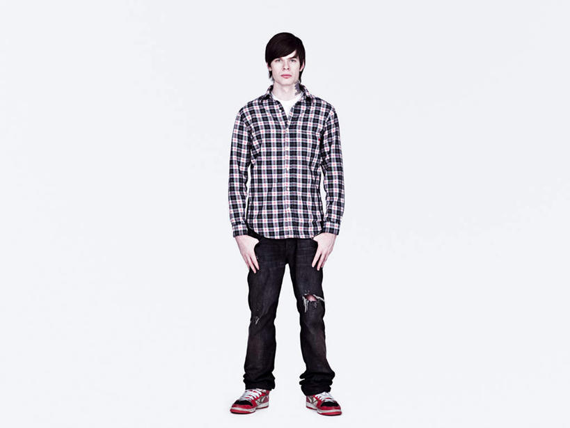 西方人,一个人,模特,站,横图,室内,白天,白色背景,正面,衬衫,运动鞋,时尚,鞋子,欧洲,欧洲人,仅一个男性,仅一个人,服装,注视,文化,纹身,仅一个年轻男性,衣服,观察,看,站着,个性,摄影,服饰,信仰,影棚,观看,张开双腿,休闲鞋,察看,衣着,穿着,关注,刺青,追求,想象,文身,勇气,崇拜,张扬,衣饰,展开双腿,男人,男性,年轻男性,白种人,模特儿,站立,彩图,全身,影棚拍摄,衬衣,拍摄,伸展双腿