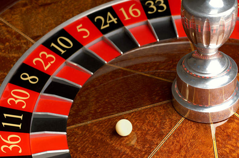 无人,横图,俯视,室内,特写,白天,游戏,赌博,贪欲,竞争,桌面,桌子,静物,木制,标志,数字,文字,字符,玩,娱乐,标识,刺激,木制品,休闲,赌场,阿拉伯数字,活动,轮盘,发泄,消遣,智力,赌具,博彩,投机,侥幸,欲望,宣泄,轮盘赌,玩耍,嬉戏,彩图,高角度拍摄,胜负,输赢,娱乐场