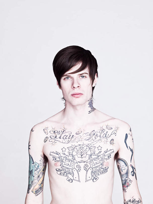 西方人,脸,头,脸颊,一个人,模特,站,竖图,室内,白天,白色背景,正面,时尚,欧洲,欧洲人,仅一个男性,仅一个人,注视,文化,裸露,纹身,肩膀,仅一个年轻男性,观察,看,站着,个性,摄影,信仰,影棚,观看,察看,关注,刺青,裸,追求,想象,文身,勇气,崇拜,张扬,男人,男性,年轻男性,白种人,头部,脸部,脸蛋,面部,模特儿,站立,半身,彩图,影棚拍摄,拍摄