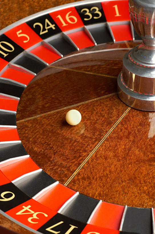 无人,竖图,俯视,室内,特写,白天,游戏,赌博,贪欲,竞争,静物,阴影,反射,影子,玩,娱乐,刺激,球,一个,休闲,赌场,单个,活动,轮盘,发泄,消遣,智力,赌具,博彩,投机,侥幸,欲望,宣泄,轮盘赌,玩耍,嬉戏,彩图,高角度拍摄,胜负,输赢,娱乐场