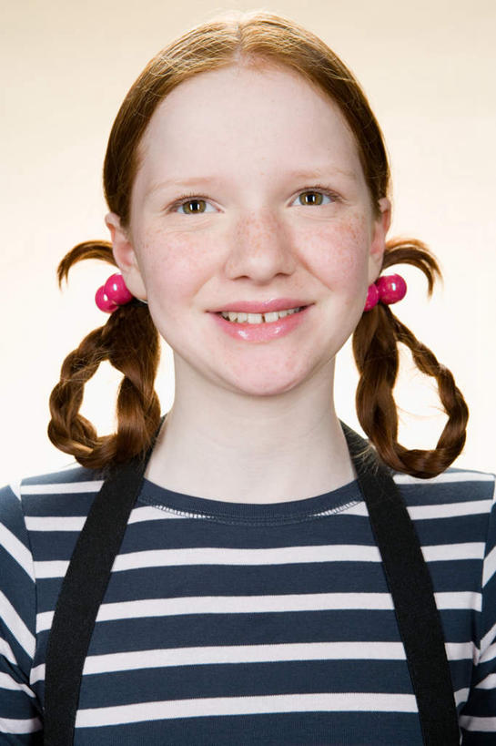 西方人,脸,头,脸颊,头发,站,笑,微笑,露齿笑,竖图,室内,特写,白天,正面,欧洲,欧洲人,阴影,黄色背景,服装,装饰,反射,头饰,影子,棕色,注视,休闲装,肩膀,两个,衣服,发饰,观察,看,站着,休闲,辫子,休闲服,摄影,服饰,影棚,观看,华丽,修饰,点缀,察看,关注,头绳,衬托,美观,雅致,雅观,白种人,头部,脸部,脸蛋,面部,站立,半身,彩图,影棚拍摄,拍摄,发绳