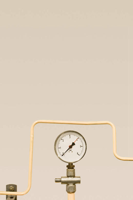 无人,竖图,室内,特写,白天,正面,零件,电路,静物,关闭,阴影,灰色背景,曲折,弯曲,反射,影子,管道,开关,黄色,按钮,打开,摄影,蜿蜒,影棚,开启,压力表,闭合,水表,彩图,影棚拍摄,拍摄