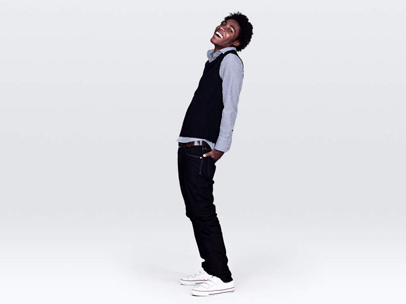 西方人,头发,一个人,站,笑,微笑,露齿笑,横图,室内,白天,白色背景,侧面,欧洲,非洲,黑人,欧洲人,仅一个男性,仅一个人,阴影,服装,反射,影子,扭头,注视,休闲装,仅一个年轻男性,衣服,黑色,观察,看,站着,转头,休闲,休闲服,摄影,服饰,影棚,观看,后仰,察看,双手插袋,关注,手插袋,双手抄兜,双手放兜,男人,男性,年轻男性,非洲人,卷发,插兜,两手抄兜,两手放兜,手插兜,手放口袋,站立,彩图,全身,影棚拍摄,拍摄,短发,手抄兜