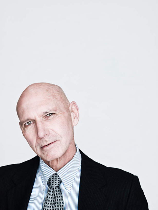 西方人,脸,头,脸颊,秃头,一个人,商务人士,模特,商务男性,站,笑,微笑,竖图,室内,特写,白天,白色背景,正面,衬衫,欧洲,欧洲人,仅一个男性,仅一个人,仅一个中年男性,套装,领带,注视,肩膀,观察,看,站着,摄影,影棚,观看,察看,象征,庄重,关注,商务装,身份,工薪阶层,正式,地位,男人,男性,中年男性,白种人,头部,光头,无发,脸部,脸蛋,面部,白领,上班族,模特儿,站立,半身,彩图,影棚拍摄,衬衣,拍摄