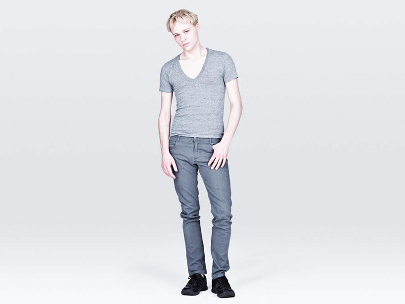 西方人,一个人,模特,站,横图,室内,白天,白色背景,正面,欧洲,欧洲人,仅一个男性,仅一个人,服装,裤子,注视,牛仔裤,休闲装,仅一个年轻男性,衣服,灰色,观察,看,站着,休闲,休闲服,摄影,服饰,影棚,观看,察看,双手插袋,关注,手插袋,双手抄兜,双手放兜,男人,男性,年轻男性,白种人,模特儿,插兜,两手抄兜,两手放兜,手插兜,手放口袋,站立,彩图,全身,影棚拍摄,拍摄,手抄兜