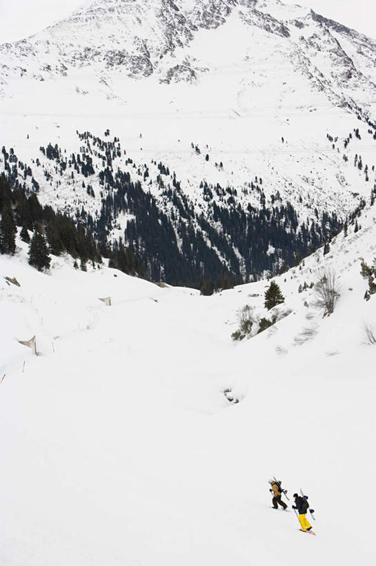 西方人,两个人,伙伴,朋友,走,竖图,俯视,室外,白天,锻炼,旅游,度假,友谊,运动,合作,团队,美景,山,树林,雪,雪山,植物,大雪,欧洲,欧洲人,握,阴影,服装,光线,滑雪,包,工具,器材,影子,冰,积雪,景观,山峰,雪景,冬季,冬天,山峦,旅行包,注视,娱乐,运动器械,树,树木,衣服,绿色,阳光,自然,背包,观察,看,享受,休闲,温暖,器械,健身器械,景色,放松,寒冷,战略,握着,服饰,生长,成长,拐杖,观看,羽绒服,保暖,滑雪板,滑雪杖,察看,冰冷,御寒,关注,自然风光,室外运动,健身器材,户外运动,滑雪装备,联合,合谋,严寒,辅助设备,旅游包,冰凉,酷寒,凛冽,凛凛,极冷,冬装,配合,协作,男人,男性,中年男性,白种人,步行,散步,走路,彩图,高角度拍摄,全身,健身,双肩包,运动器材