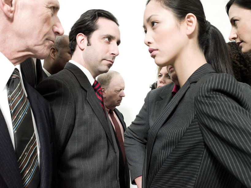 东方人,西方人,同事,商务人士,商务男性,商务女性,站,横图,室内,白天,白色背景,侧面,衬衫,成功,合作,团队,集体,信心,欧洲,欧洲人,亚洲,阴影,套装,反射,影子,许多人,注视,黄种人,队伍,观察,看,站着,一群人,摄影,影棚,观看,察看,领导,成就,关注,商务装,合伙,领袖,工薪阶层,背手,争辩,男人,男性,女人,女性,中年男性,中年女性,白种人,亚洲人,白领,上班族,辩论,站立,争论,半身,彩图,影棚拍摄,衬衣,拍摄