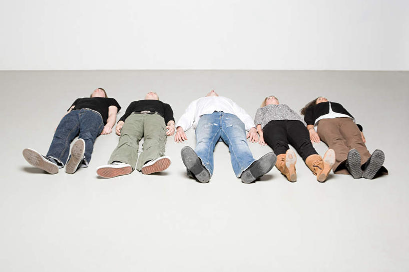 西方人,躺,横图,室内,白天,白色背景,正面,戏服,游戏,欧洲,欧洲人,五个人,一排,表演,服装,裤子,整齐,许多人,玩,牛仔裤,休闲装,娱乐,排列,衣服,一群人,休闲,休闲服,摄影,服饰,影棚,活动,队列,发泄,消遣,智力,角色扮演,宣泄,演戏,卧着,男人,男性,女人,女性,中年男性,中年女性,白种人,躺着,玩耍,卧,嬉戏,彩图,全身,影棚拍摄,拍摄
