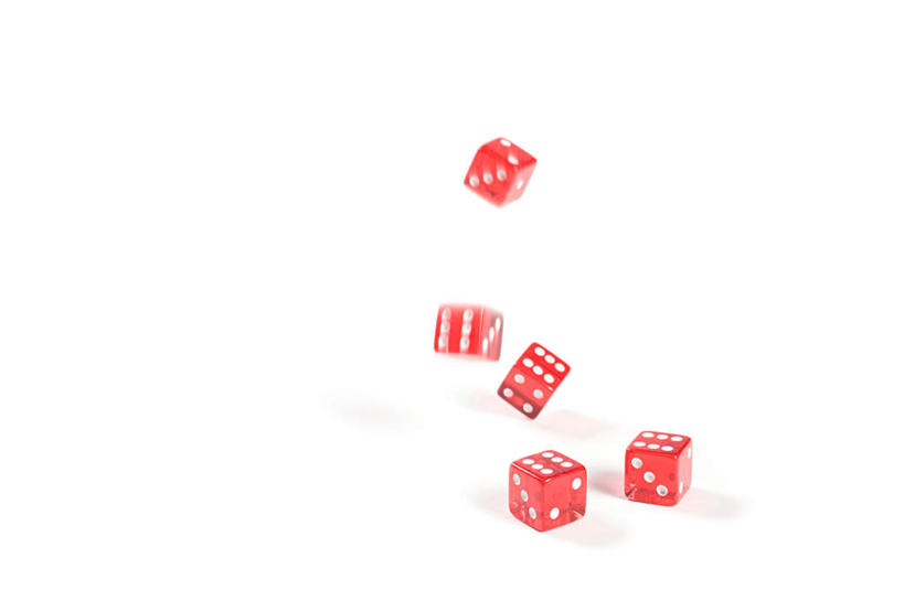 无人,横图,室内,特写,白天,白色背景,正面,游戏,赌博,贪欲,竞争,玩具,五个,许多,阴影,朦胧,模糊,反射,骰子,影子,玩,娱乐,刺激,红色,休闲,腾空,翻滚,摄影,影棚,滚动,活动,发泄,消遣,智力,赌具,色子,投机,侥幸,欲望,投子,宣泄,凌空,玩耍,嬉戏,彩图,影棚拍摄,拍摄,胜负,输赢