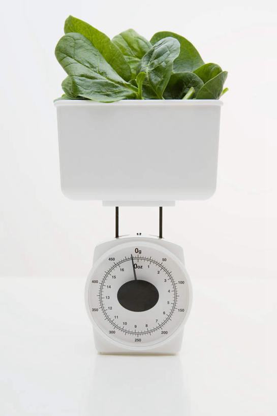无人,竖图,俯视,室内,特写,白天,白色背景,仪器,桌面,桌子,菠菜,蔬菜,新鲜,木制,食品,食物,木制品,摄影,有机食品,绿色食品,影棚,衡量,计量,衡器,案秤,秤,鹦鹉菜,鼠根菜,角菜,红嘴绿鹦哥,赤根菜,菠薐菜,波斯草,彩图,高角度拍摄,影棚拍摄,拍摄