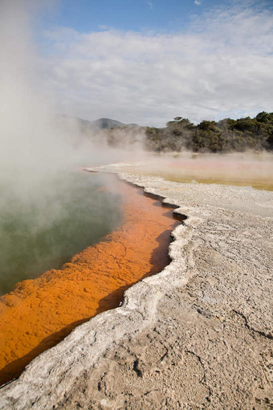 无人,竖图,室外,白天,正面,旅游,度假,美景,温泉,植物,雾,新西兰,阴影,沸腾,光线,蒸汽,影子,景观,云,云朵,水蒸气,雾气,云彩,娱乐,树,树木,蓝色,绿色,白云,蓝天,天空,阳光,自然,天,享受,休闲,温暖,景色,放松,泉水,生长,温和,晴朗,成长,气体,自然风光,大洋洲,蒸发,纽西兰,长白云之乡,新西兰北岛,地热,晴空,彩图