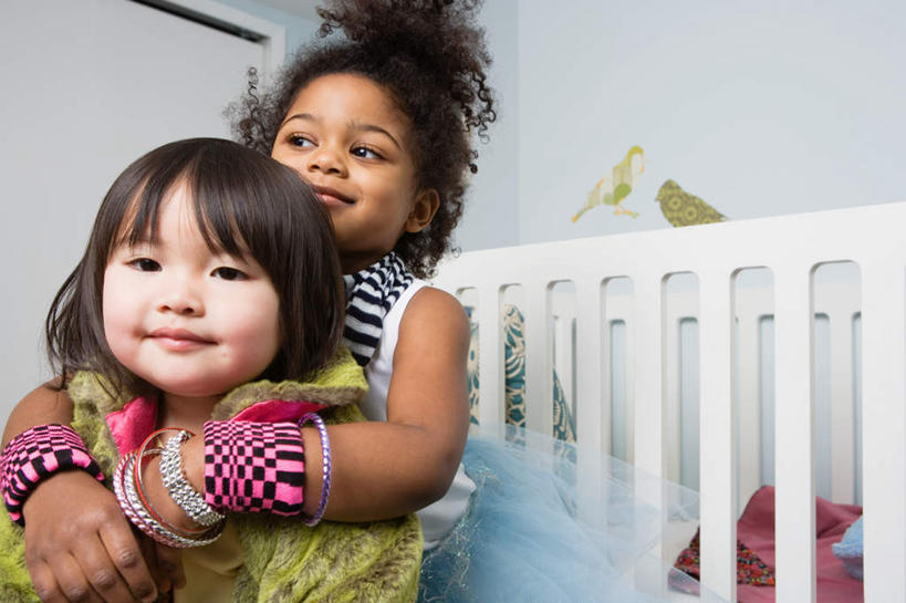 东方人,西方人,儿童,背,两个人,伙伴,朋友,站,横图,室内,白天,正面,游戏,友谊,纯洁,床,卧室,玩具,欧洲,非洲,黑人,欧洲人,亚洲,服装,床单,玩,注视,休闲装,黄种人,娱乐,被子,小孩,衣服,背着,观察,看,站着,休闲,休闲服,可爱,童年,童趣,益智,服饰,单人床,观看,活动,察看,被单,发泄,关注,消遣,智力,童真,烂漫,无邪,宣泄,背负,天真,友情,女孩,女人,女性,非洲人,亚洲人,玩耍,嬉戏,站立,半身,彩图,睡房,卧房,女生