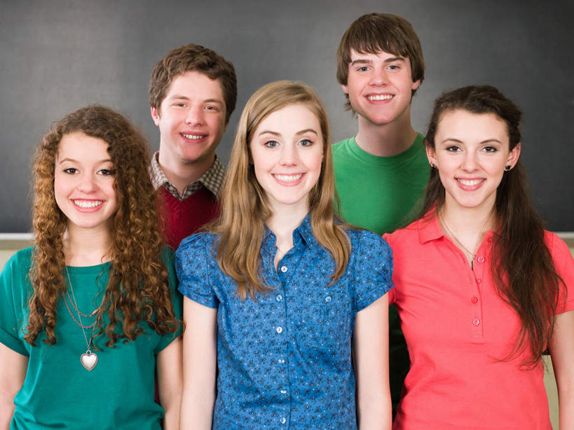 西方人,伙伴,朋友,学校,站,笑,微笑,露齿笑,横图,室内,白天,正面,友谊,欧洲,欧洲人,五个人,阴影,服装,反射,影子,许多人,注视,休闲装,校园,衣服,红色,蓝色,绿色,黑板,观察,看,站着,一群人,休闲,教室,同学,休闲服,教学,服饰,观看,察看,校友,关注,同窗,学友,耐磨,教学黑板,友情,男人,男性,年轻男性,年轻女性,女人,女性,白种人,长发,卷发,站立,半身,彩图