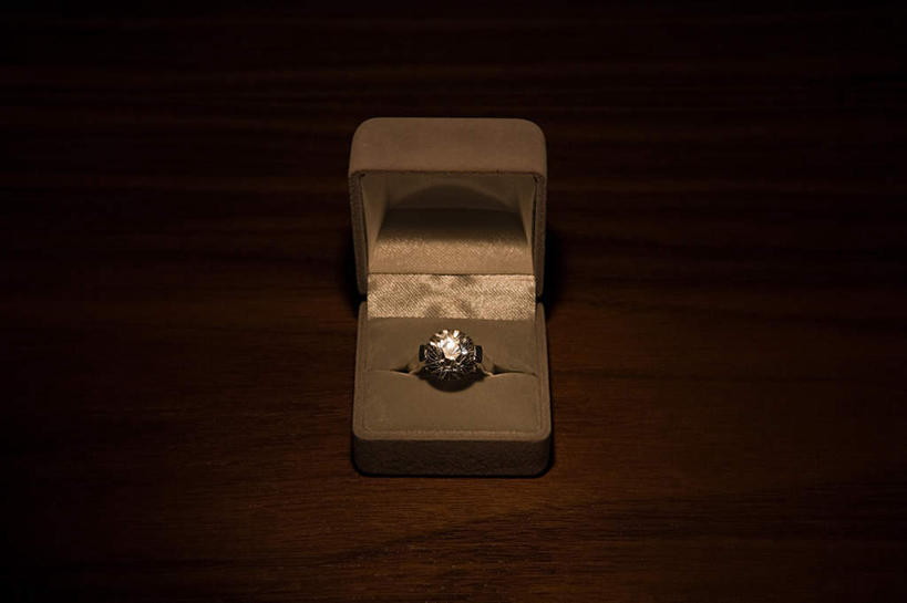 无人,横图,俯视,室内,特写,白天,爱情,快乐,桌面,桌子,静物,礼盒,礼物,庆祝,木制,浪漫,盒子,装饰品,一个,包装盒,戒指,木制品,饰品,首饰,礼品盒,喜庆,恩爱,摄影,礼品,影棚,单个,纪念,信物,权利,手饰,彩图,高角度拍摄,影棚拍摄,高兴,拍摄,订婚