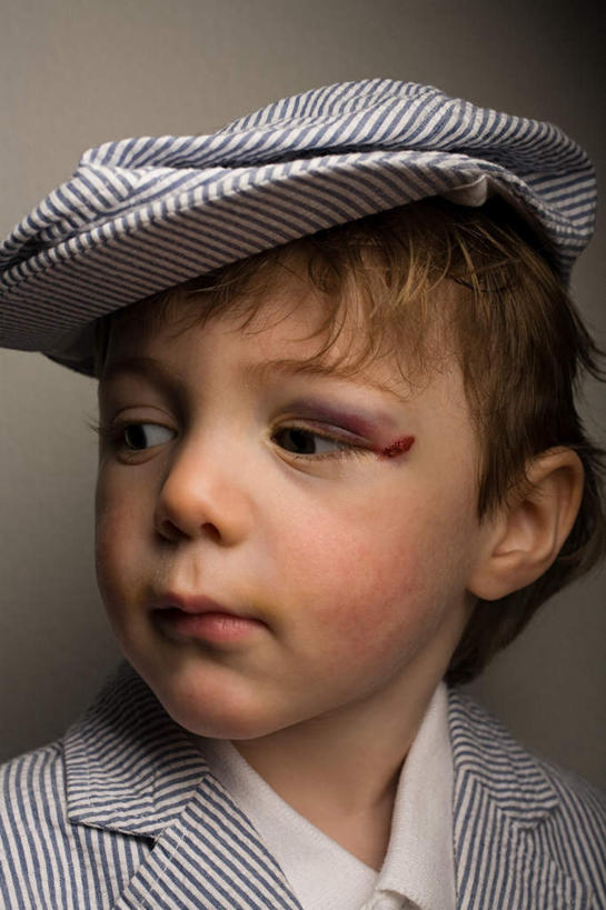 西方人,儿童,脸,头,脸颊,一个人,站,竖图,室内,特写,白天,正面,纯洁,帽子,欧洲,欧洲人,仅一个男性,仅一个人,阴影,灰色背景,服装,反射,影子,扭头,注视,休闲装,肩膀,一个,小孩,衣服,观察,看,站着,转头,仅一个小孩,休闲,休闲服,可爱,童年,童趣,摄影,服饰,影棚,单个,观看,察看,关注,贝雷帽,童真,烂漫,无邪,天真,男孩,男人,男性,白种人,孩子,头部,脸部,脸蛋,面部,站立,半身,彩图,影棚拍摄,拍摄,淤青,男生