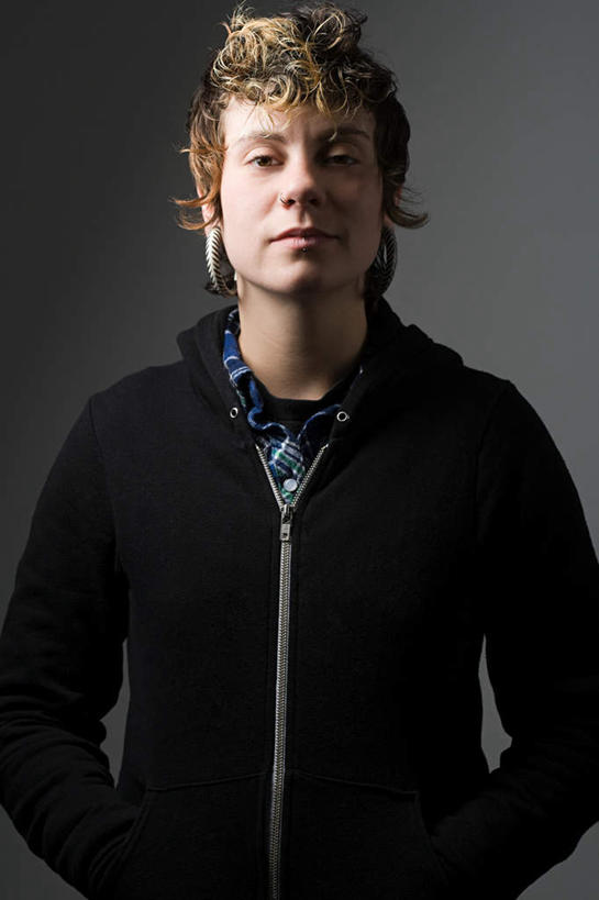 西方人,头发,一个人,站,闭眼,笑,微笑,竖图,室内,白天,正面,欧洲,欧洲人,仅一个男性,仅一个人,阴影,灰色背景,服装,反射,影子,棕色,休闲装,仅一个年轻男性,衣服,站着,休闲,休闲服,摄影,服饰,影棚,鼻钉,双手抄兜,双手放兜,男人,男性,年轻男性,白种人,卷发,闭眼睛,闭着眼,闭着眼睛,插兜,两手抄兜,两手放兜,手插兜,手放口袋,站立,半身,彩图,影棚拍摄,拍摄,短发,手抄兜