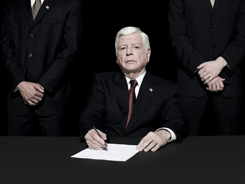 西方人,三个人,警卫,站,坐,横图,室内,白天,正面,衬衫,西装,桌面,桌子,欧洲,欧洲人,握,黑色背景,套装,正装,木制,材料,档案,文件,纸,领带,拿,拿着,注视,职业装,木制品,手稿,资料,观察,看,站着,握着,摄影,影棚,观看,证明,察看,象征,庄重,关注,文档,身份,保镖,正式,地位,老年男性,男人,男性,中年男性,白种人,站立,坐着,半身,彩图,影棚拍摄,衬衣,拍摄