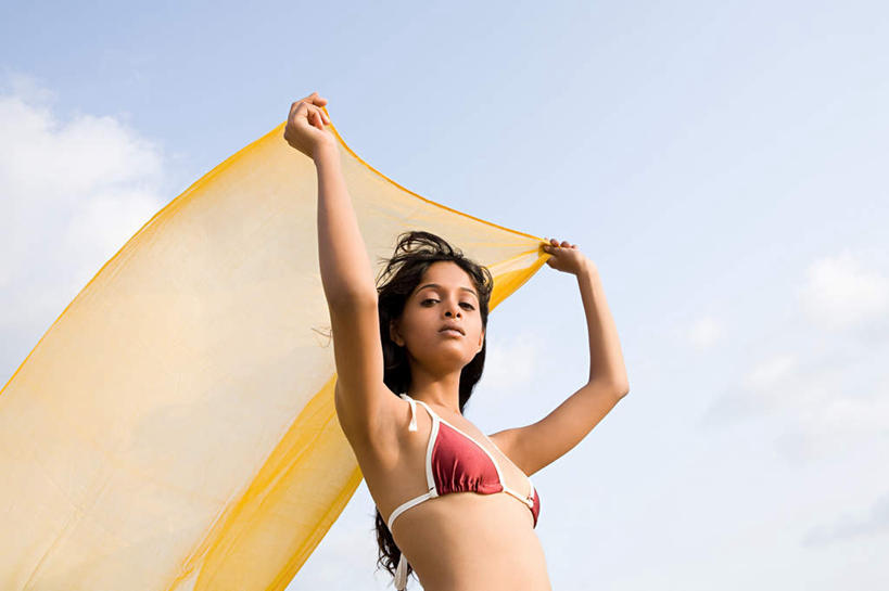 一个人,站,举,横图,室外,白天,仰视,泳装,比基尼,旅游,度假,美景,印度,亚洲,仅一个年轻女性,仅一个女性,仅一个人,握,阴影,光线,丝绸,丝带,影子,景观,云,云朵,缎带,拿,云彩,拿着,娱乐,绸带,黄色,蓝色,白云,蓝天,天空,阳光,自然,天,托,站着,享受,休闲,景色,放松,握着,晴朗,自然风光,南亚,印度共和国,果阿,果阿邦,年轻女性,女人,女性,亚洲人,印度人,晴空,举起,举手,举着,向上举,向上伸,向上托,站立,半身,彩图,低角度拍摄,三点式,泳衣