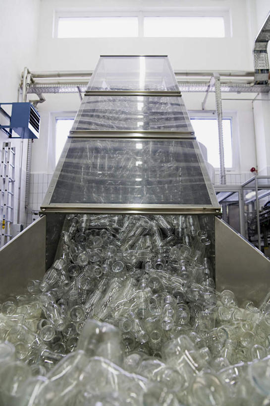 无人,工厂,竖图,室内,白天,正面,机器,流水线,杯子,许多,阴影,朦胧,模糊,反射,影子,塑料,塑料制品,一次性杯子,彩图,工地,制造厂