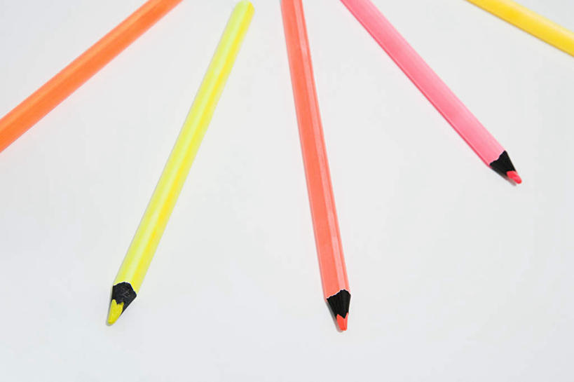 无人,横图,俯视,室内,特写,白天,白色背景,静物,五个,许多,阴影,反射,笔,影子,办公用品,水笔,文具,粉色,黄色,学习用品,橙色,摄影,影棚,文具用品,荧光笔,彩图,高角度拍摄,影棚拍摄,拍摄