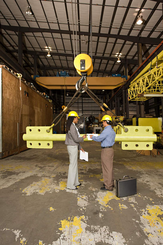 西方人,两个人,伙伴,朋友,工厂,站,握手,竖图,室内,白天,侧面,友谊,安全,合作,团队,技术,建筑,帽子,欧洲,非洲,黑人,欧洲人,服装,头盔,防护,仓库,设备,相视,吊车,施工,衣服,安全帽,交通工具,站着,面对面,机械,起重机,战略,服饰,对视,保护,工程,衣着,穿着,载具,保险,相对,相看,保全,周全,安稳,安定,联合,合谋,衣饰,工作车,施工车,汽车吊,配合,平安,协作,男人,男性,女人,女性,中年男性,中年女性,白种人,非洲人,搀手,拉手,手搀手,手拉手,手牵手,手握手,站立,彩图,全身,工地,制造厂