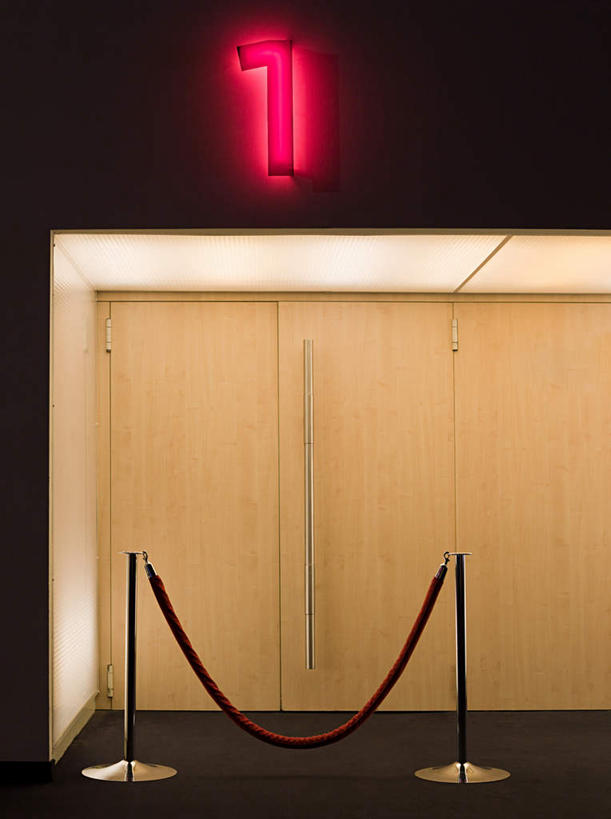 无人,竖图,室内,白天,正面,门,剧院,阴影,光线,影子,墙,灯光,墙壁,墙面,门框,彩图,剧场