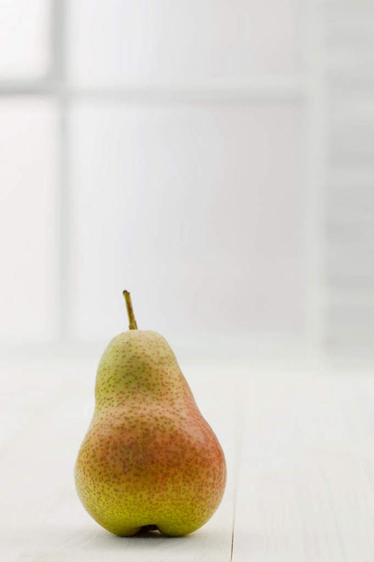 无人,竖图,室内,特写,白天,正面,窗户,梨,水果,朦胧,模糊,新鲜,墙,生食,食品,果实,玻璃窗,墙壁,墙面,食物,一个,白色,香梨,有机食品,绿色食品,单个,生梨,彩图