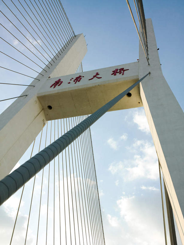 无人,竖图,室外,白天,仰视,旅游,度假,标志建筑,大桥,地标,建筑,立交桥,桥梁,上海,中国,亚洲,标志,文字,字符,高架,斜拉桥,桥,娱乐,标识,建设,享受,休闲,汉字,旅游胜地,放松,申,中文,南浦大桥,东亚,上海市,中华人民共和国,沪,华东地区,国文,华文,彩图,低角度拍摄