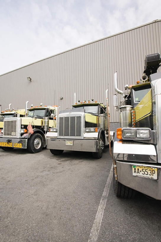 无人,停车场,竖图,室外,白天,仰视,汽车,古董车,三辆,一排,阴影,整齐,光线,影子,墙,云,云朵,云彩,墙壁,墙面,车,排列,蓝色,灰色,白云,蓝天,天空,阳光,交通工具,天,晴朗,队列,载具,老爷车,晴空,彩图,低角度拍摄,泊车场