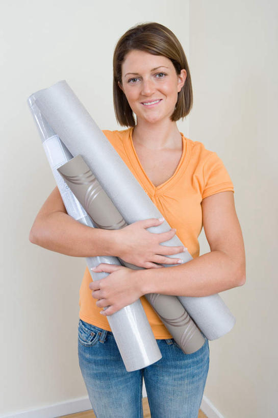 西方人,一个人,站,笑,微笑,露齿笑,竖图,室内,白天,正面,欧洲,欧洲人,仅一个年轻女性,仅一个女性,仅一个人,握,灰色背景,服装,图纸,设计图,三份,注视,休闲装,衣服,观察,看,站着,休闲,休闲服,握着,摄影,服饰,影棚,观看,察看,关注,工程图,草图,蓝图,年轻女性,女人,女性,白种人,设计,站立,半身,彩图,影棚拍摄,拍摄