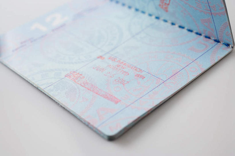 无人,横图,俯视,室内,特写,白天,白色背景,静物,阴影,朦胧,模糊,反射,影子,红色,蓝色,摄影,影棚,印章,护照,彩图,高角度拍摄,影棚拍摄,拍摄