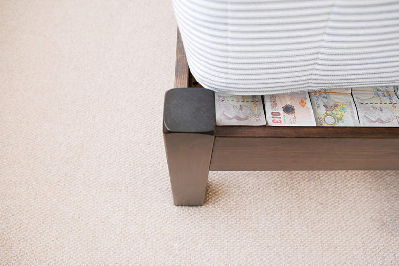 无人,横图,俯视,室内,特写,白天,钱,床,静物,许多,阴影,反射,钱币,影子,床单,地面,被子,排列,灰色,钞票,金融,纸币,单人床,经济,英镑,被单,流通,纸钞,贸易,摆列,货币,现金,彩图,高角度拍摄,私房钱,布列,分列