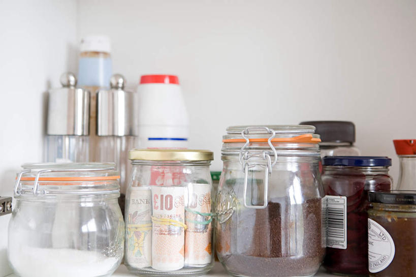 无人,横图,室内,特写,白天,正面,钱,静物,玻璃,一排,许多,阴影,整齐,反射,钱币,影子,墙,墙壁,墙面,玻璃制品,排列,白色,玻璃瓶,瓶子,钞票,金融,纸币,经济,队列,流通,纸钞,贸易,广口瓶,货币,现金,彩图,私房钱