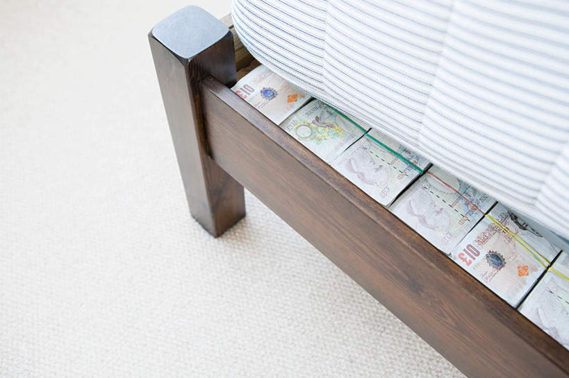 无人,横图,俯视,室内,特写,白天,钱,床,静物,许多,阴影,反射,钱币,影子,床单,地面,被子,排列,灰色,钞票,金融,纸币,单人床,经济,英镑,被单,流通,纸钞,贸易,摆列,货币,现金,彩图,高角度拍摄,私房钱,布列,分列