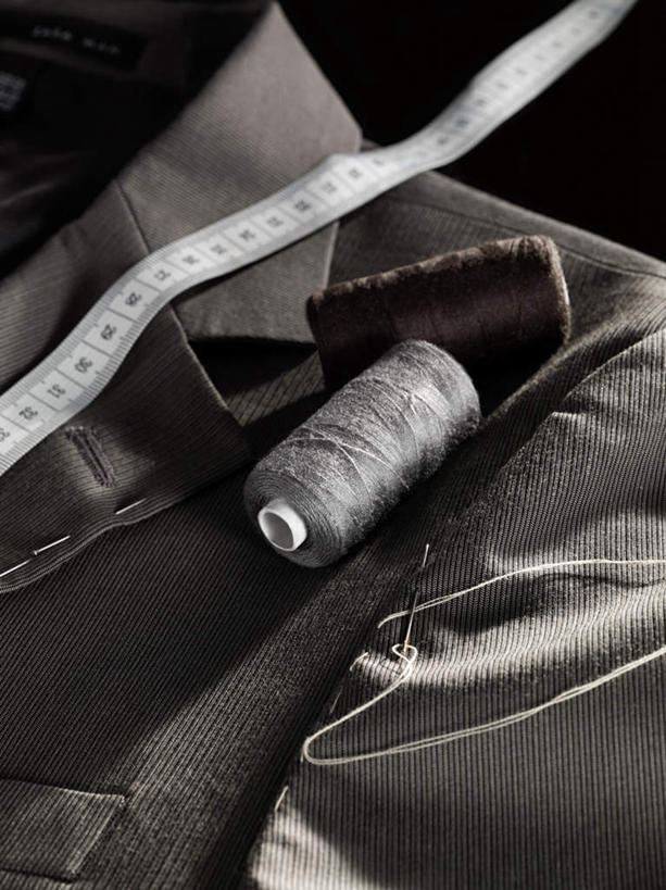 无人,竖图,俯视,室内,特写,白天,西装,静物,一捆,阴影,黑色背景,套装,正装,反射,测量,皮尺,线,影子,刻度,职业装,一个,尺,一件,摄影,影棚,单个,测量工具,尺子,腰围尺,量具,量仪,塑料卷尺,服装尺,裁缝尺,彩图,高角度拍摄,影棚拍摄,拍摄