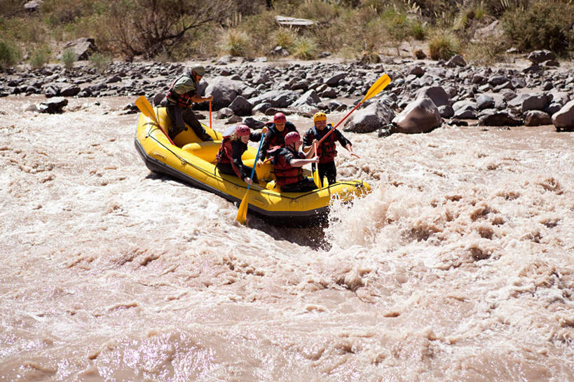 划船,西方人,伙伴,朋友,坐,横图,室外,白天,正面,旅游,度假,友谊,河流,石头,美景,水,植物,船,帽子,阿根廷,欧洲,欧洲人,五个人,服装,枯萎,石子,头盔,河水,景观,水流,枯草,许多人,注视,休闲装,娱乐,草,衣服,黄色,自然,安全帽,交通工具,观察,看,一群人,享受,休闲,休闲服,景色,南美,放松,服饰,充气船,观看,察看,南美洲,拉丁美洲,关注,自然风光,载具,美洲,沉积岩,亚美利加洲,南亚美利加洲,阿根廷共和国,荡舟,门多萨,水成岩,门多萨省,友情,男人,男性,年轻男性,年轻女性,女人,女性,白种人,石块,岩石,坐着,彩图,全身