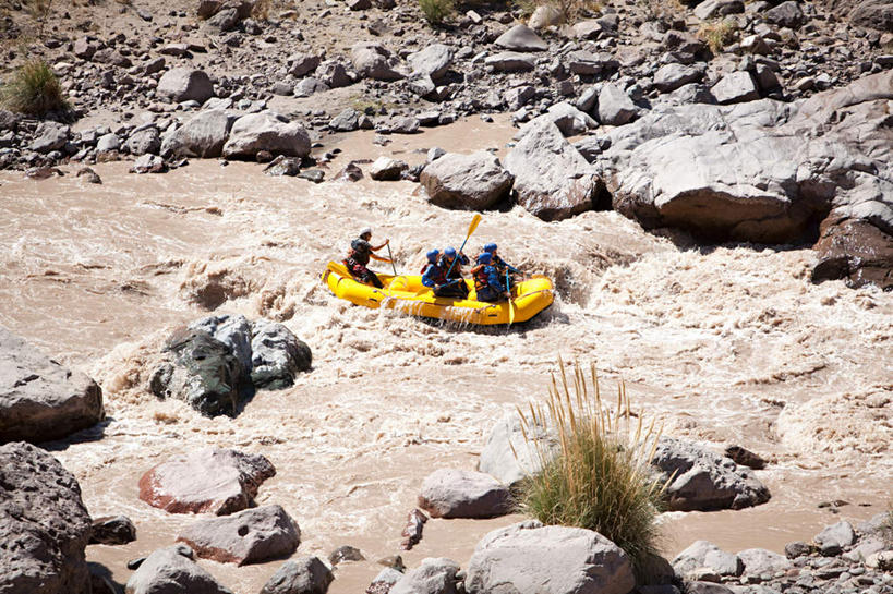 划船,西方人,伙伴,朋友,坐,横图,俯视,室外,白天,旅游,度假,友谊,河流,石头,美景,水,船,帽子,阿根廷,欧洲,欧洲人,五个人,服装,救生衣,石子,头盔,河水,景观,水流,许多人,注视,休闲装,娱乐,衣服,黄色,自然,安全帽,交通工具,观察,看,一群人,享受,休闲,休闲服,景色,南美,放松,服饰,充气船,观看,察看,南美洲,拉丁美洲,关注,自然风光,载具,美洲,沉积岩,亚美利加洲,南亚美利加洲,阿根廷共和国,浮水衣,荡舟,门多萨,水成岩,门多萨省,友情,男人,男性,年轻男性,年轻女性,女人,女性,白种人,石块,岩石,坐着,彩图,高角度拍摄,全身