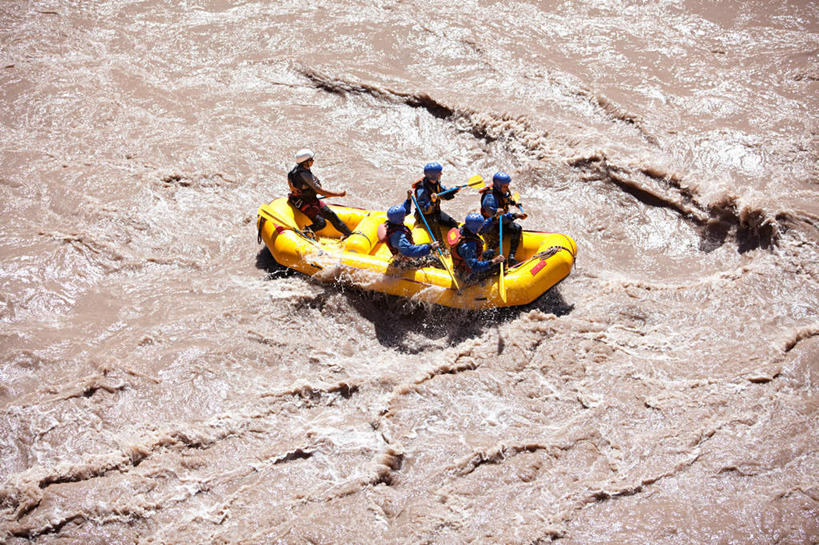 划船,西方人,伙伴,朋友,坐,横图,俯视,室外,白天,旅游,度假,友谊,河流,美景,水,船,帽子,阿根廷,欧洲,欧洲人,五个人,服装,救生衣,头盔,河水,景观,水流,许多人,注视,休闲装,娱乐,衣服,黄色,自然,安全帽,交通工具,观察,看,一群人,享受,休闲,休闲服,景色,南美,放松,服饰,充气船,观看,察看,南美洲,拉丁美洲,关注,自然风光,载具,美洲,亚美利加洲,南亚美利加洲,阿根廷共和国,浮水衣,荡舟,门多萨,门多萨省,友情,男人,男性,年轻男性,年轻女性,女人,女性,白种人,坐着,彩图,高角度拍摄,全身