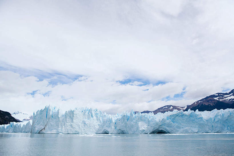 无人,公园,横图,室外,白天,正面,旅游,度假,海浪,海洋,美景,山,山脉,阿根廷,阴影,光线,影子,冰,景观,浪花,山峰,云,云朵,山峦,云彩,娱乐,蓝色,白云,蓝天,天空,阳光,自然,海水,浮冰,群山,天,享受,休闲,景色,南美,放松,寒冷,晴朗,冰冷,南美洲,国家公园,拉丁美洲,自然风光,美洲,海景,亚美利加洲,严寒,南亚美利加洲,冰凉,酷寒,凛冽,凛凛,极冷,流冰,浮冰块,阿根廷共和国,巴塔哥尼亚高原,巴塔哥尼亚,阿根廷冰川国家公园,圣克鲁斯省,大海,风浪,海,海水的波动,近岸浪,涌浪,晴空,彩图